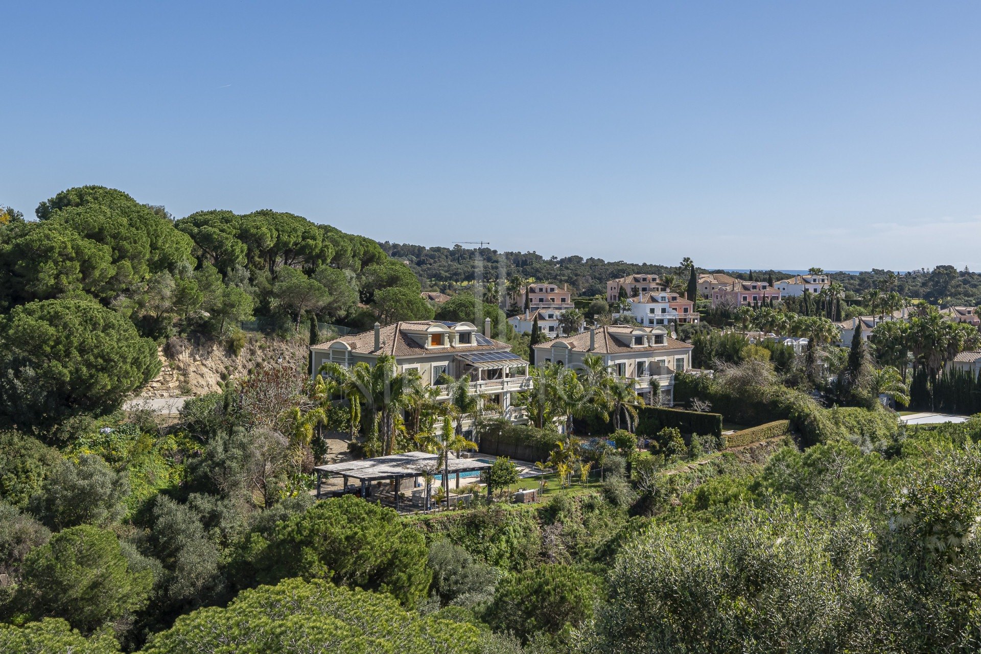 Encantadora casa familiar adosada en esquina con piscina privada y jardín chill-out en Sotogrande