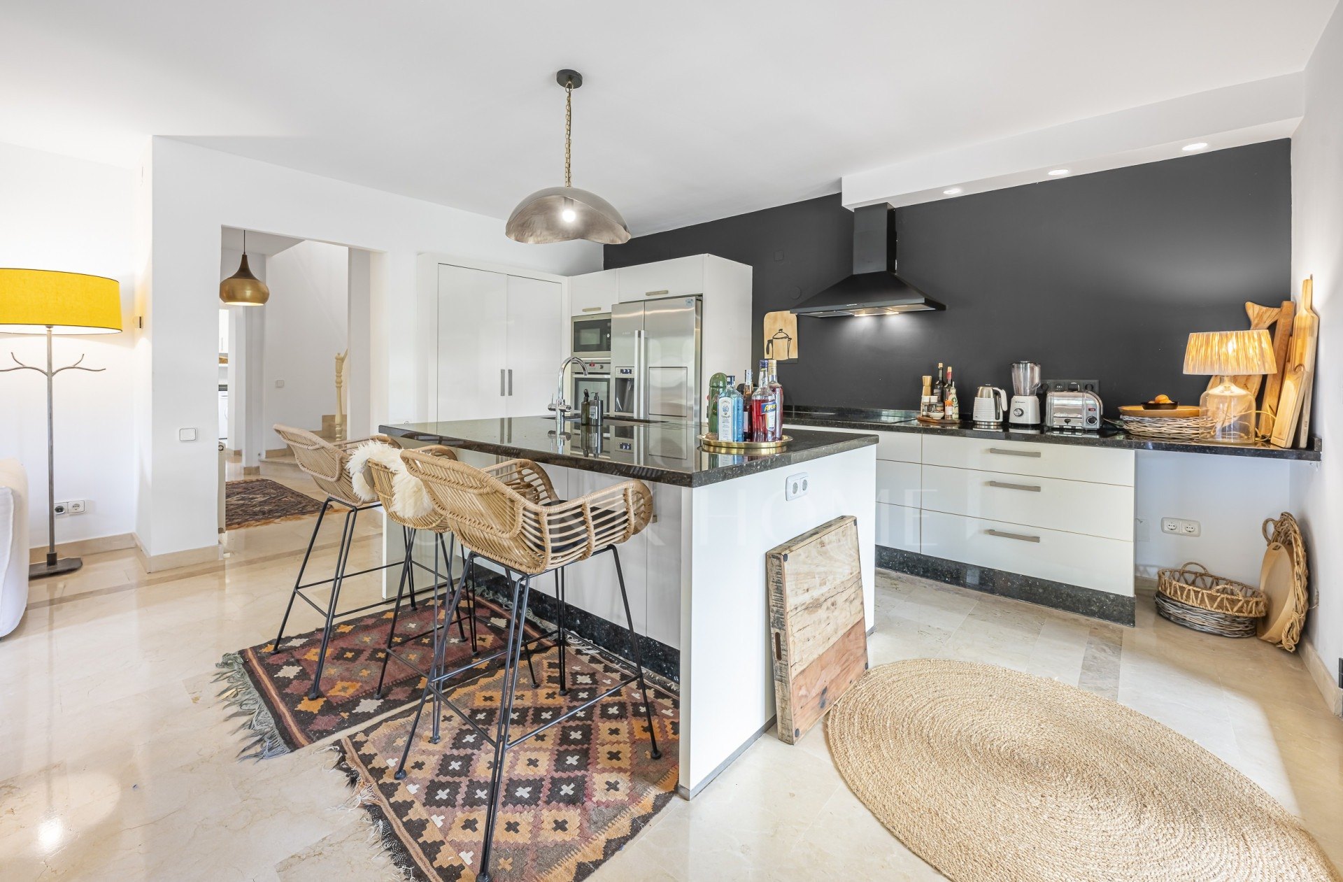 Encantadora casa familiar adosada en esquina con piscina privada y jardín chill-out en Sotogrande