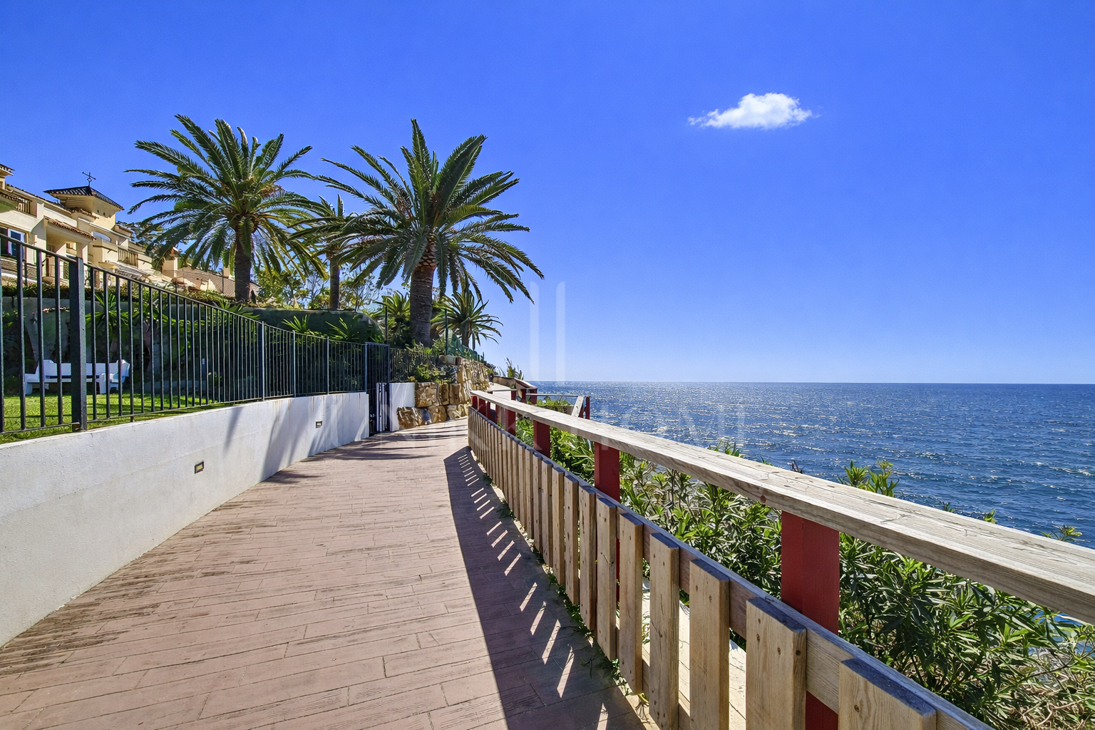 Beautiful townhouse just 100m from the beach in Playa del Ángel, Estepona