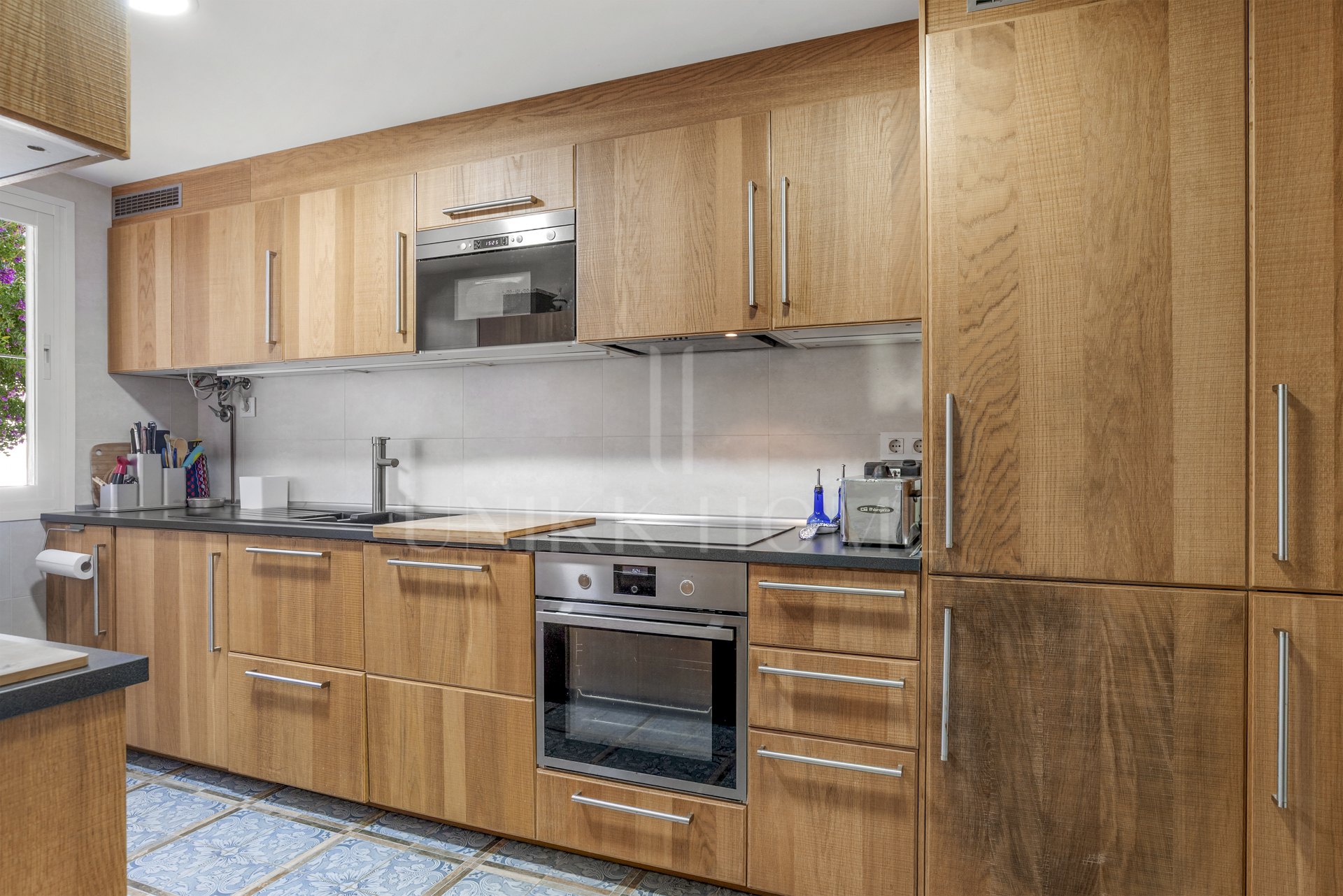 Seafront Townhouse with Direct Beach Access in Bahía Doncella, Estepona