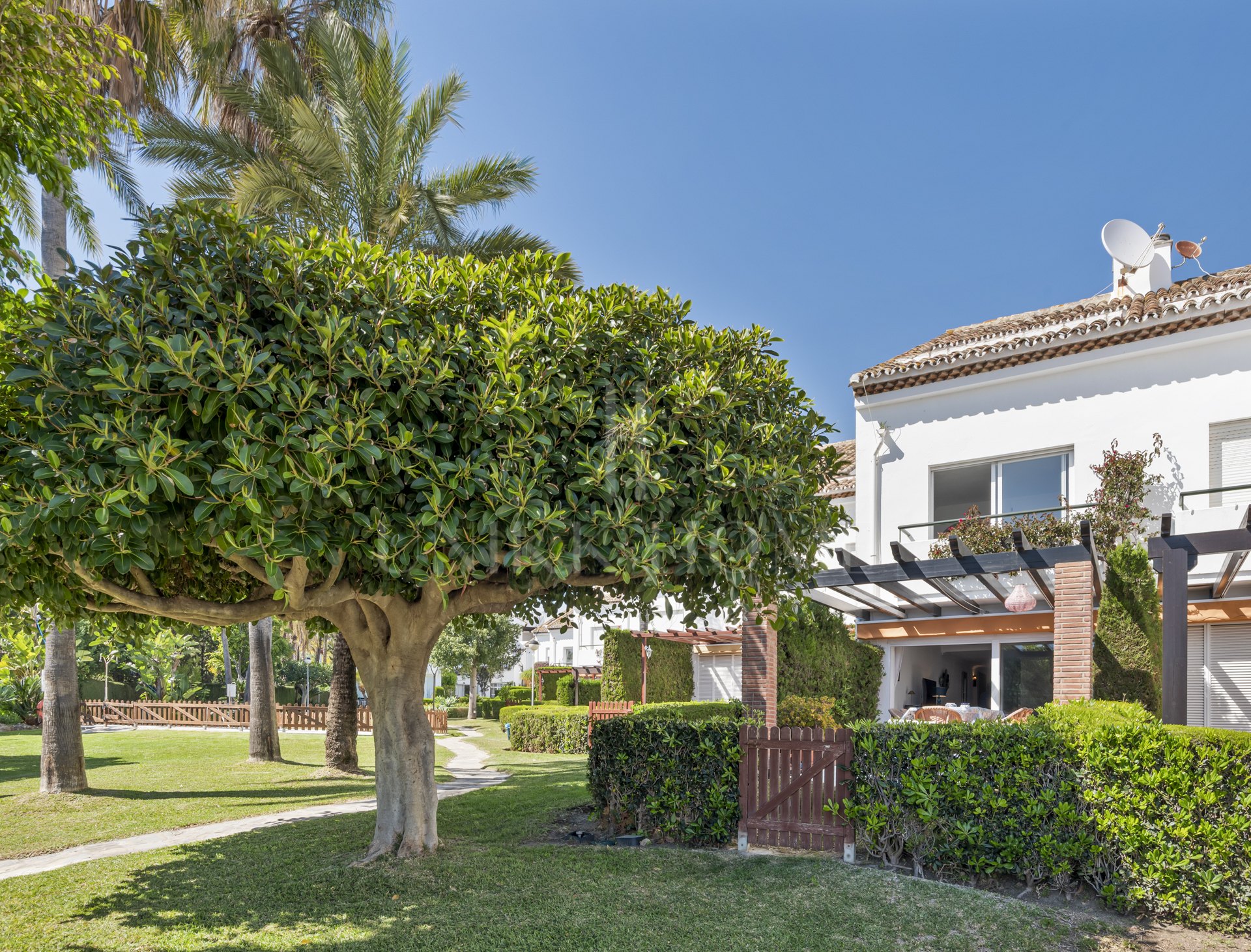 Seafront Townhouse with Direct Beach Access in Bahía Doncella, Estepona