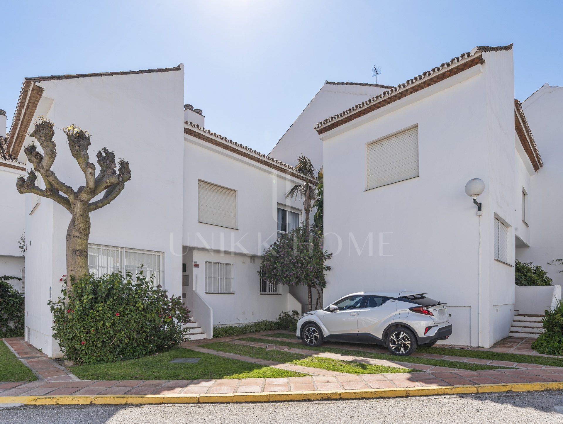 Seafront Townhouse with Direct Beach Access in Bahía Doncella, Estepona