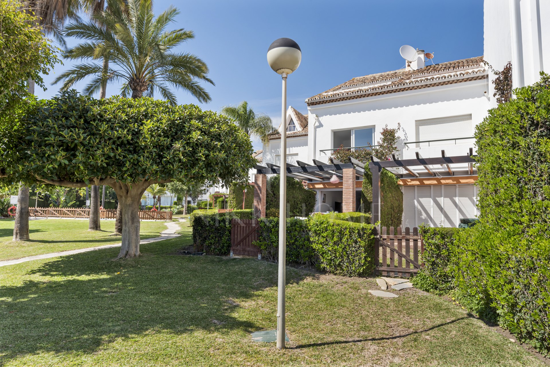 Seafront Townhouse with Direct Beach Access in Bahía Doncella, Estepona