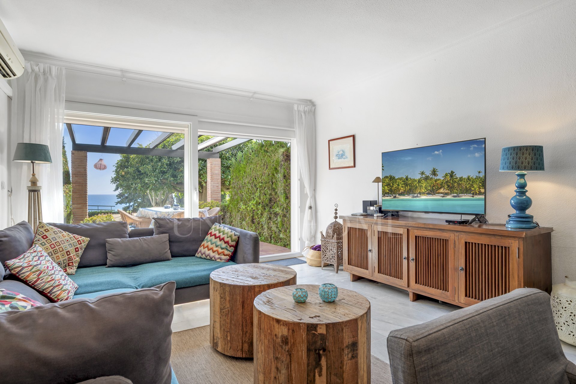 Seafront Townhouse with Direct Beach Access in Bahía Doncella, Estepona