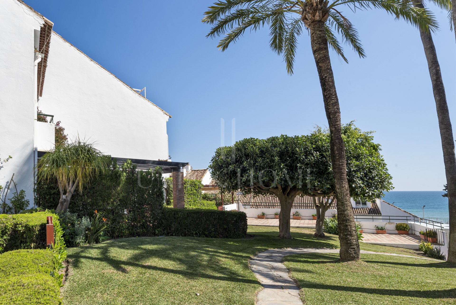 Seafront Townhouse with Direct Beach Access in Bahía Doncella, Estepona