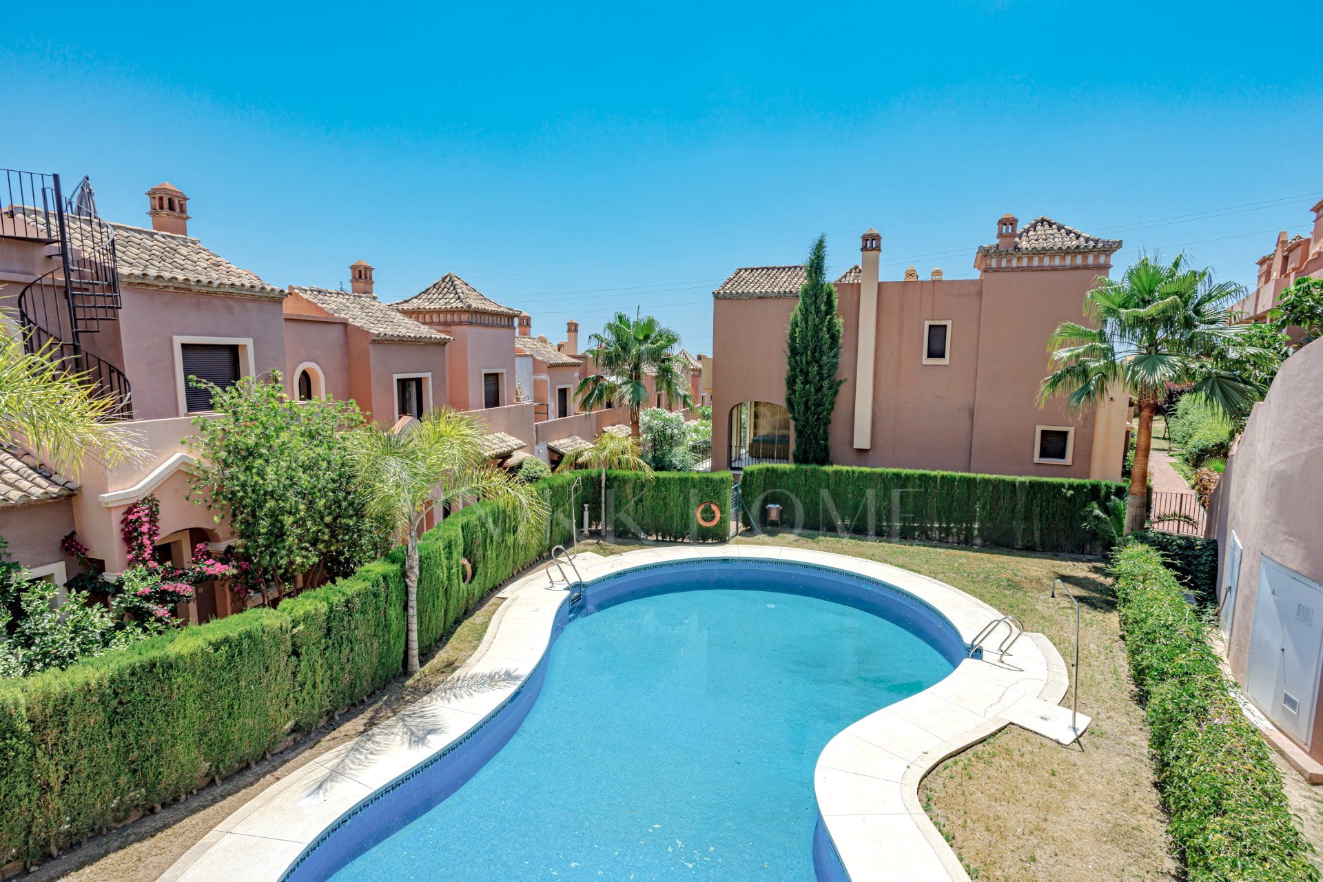 Amplio y Elegante Adosado de Esquina con Garaje Privado – Estepona Oeste – Azata Golf