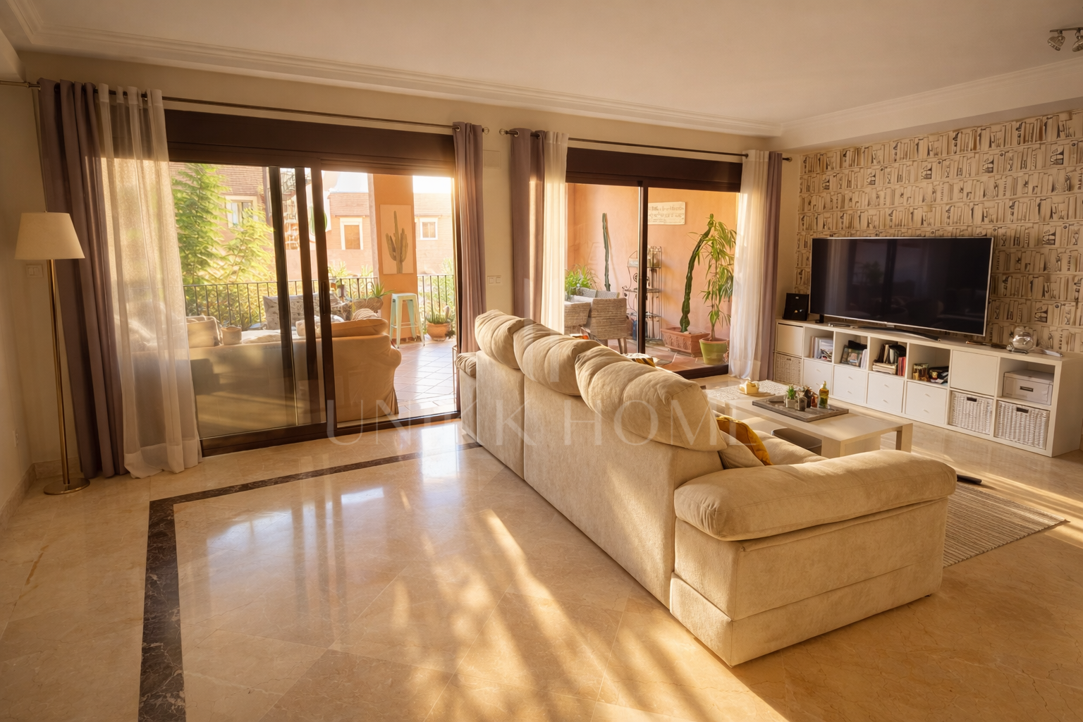 Amplio y Elegante Adosado de Esquina con Garaje Privado – Estepona Oeste – Azata Golf