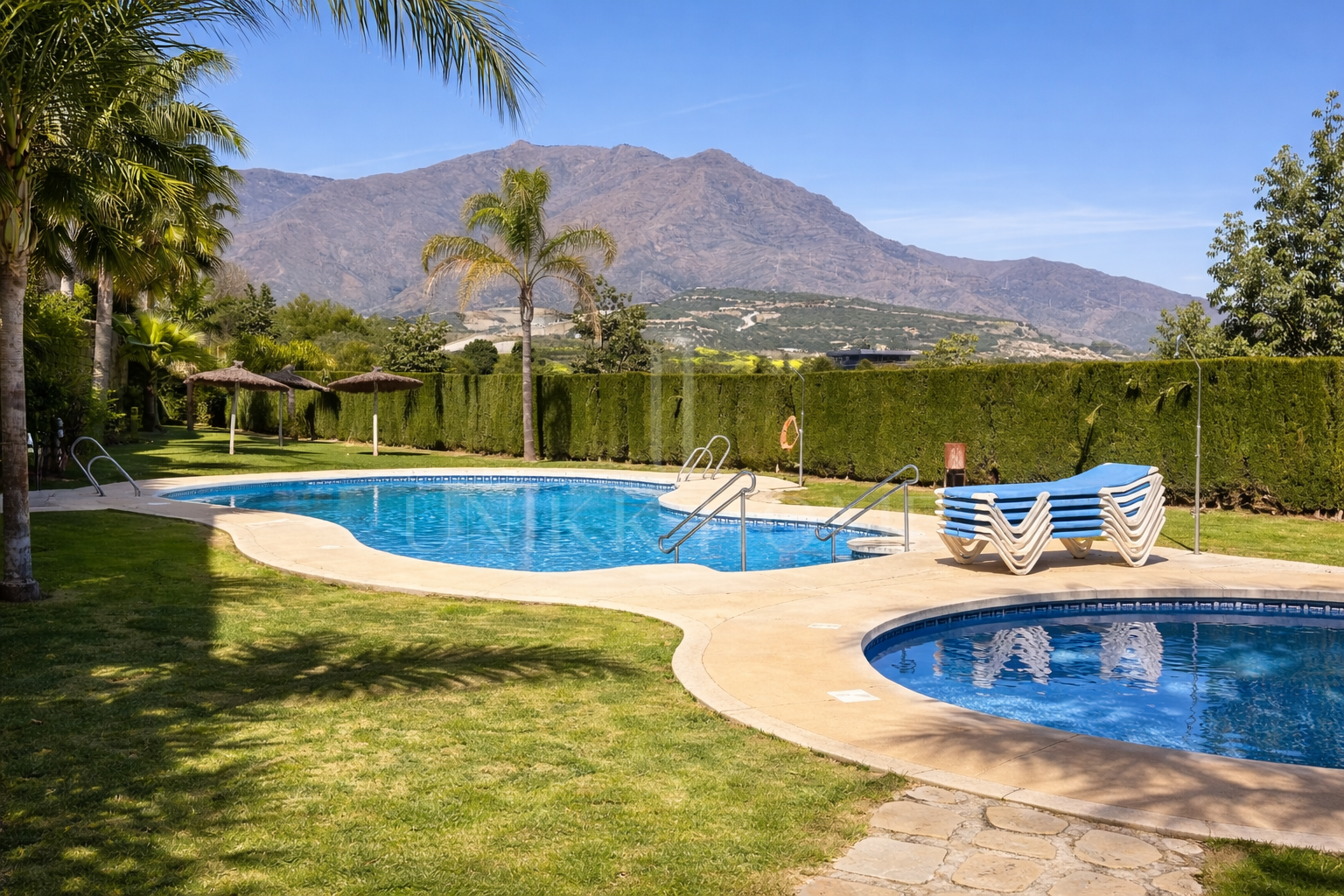 Amplio y Elegante Adosado de Esquina con Garaje Privado – Estepona Oeste – Azata Golf