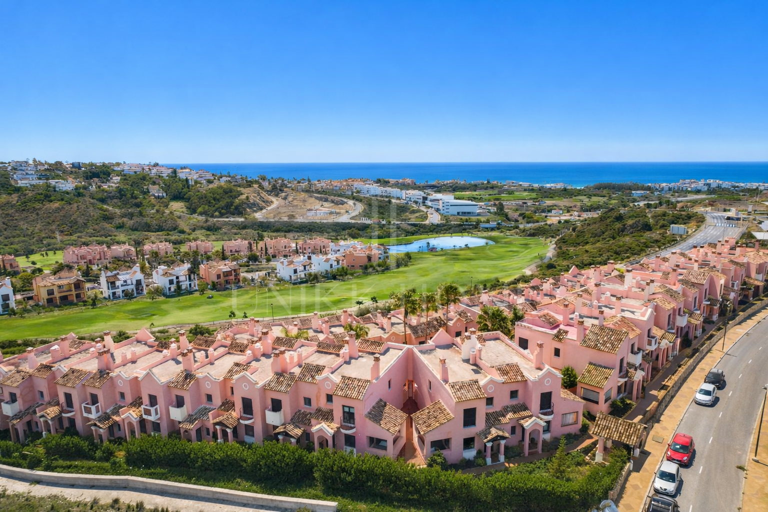 Amplio y Elegante Adosado de Esquina con Garaje Privado – Estepona Oeste – Azata Golf