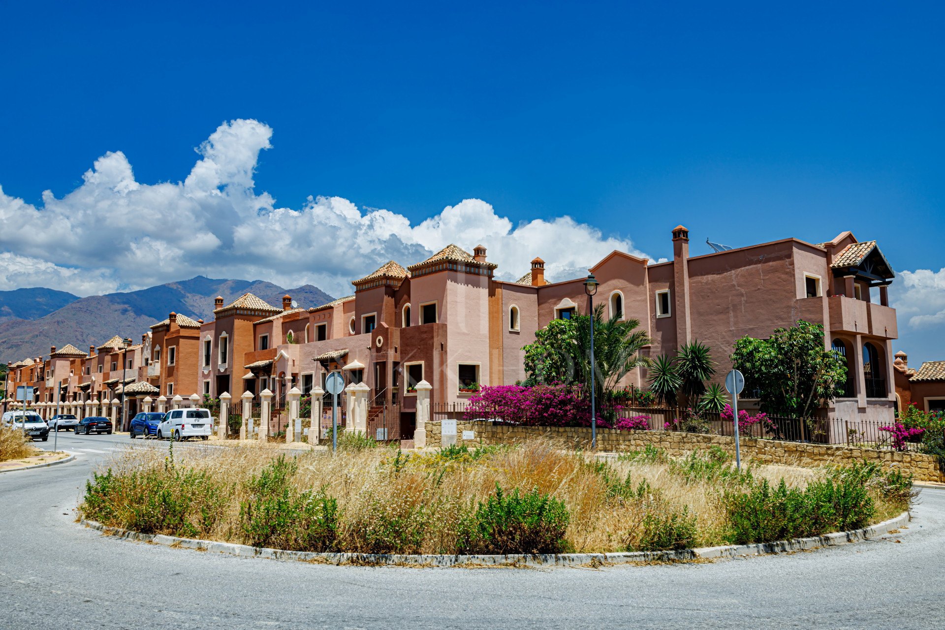 Amplio y Elegante Adosado de Esquina con Garaje Privado – Estepona Oeste – Azata Golf