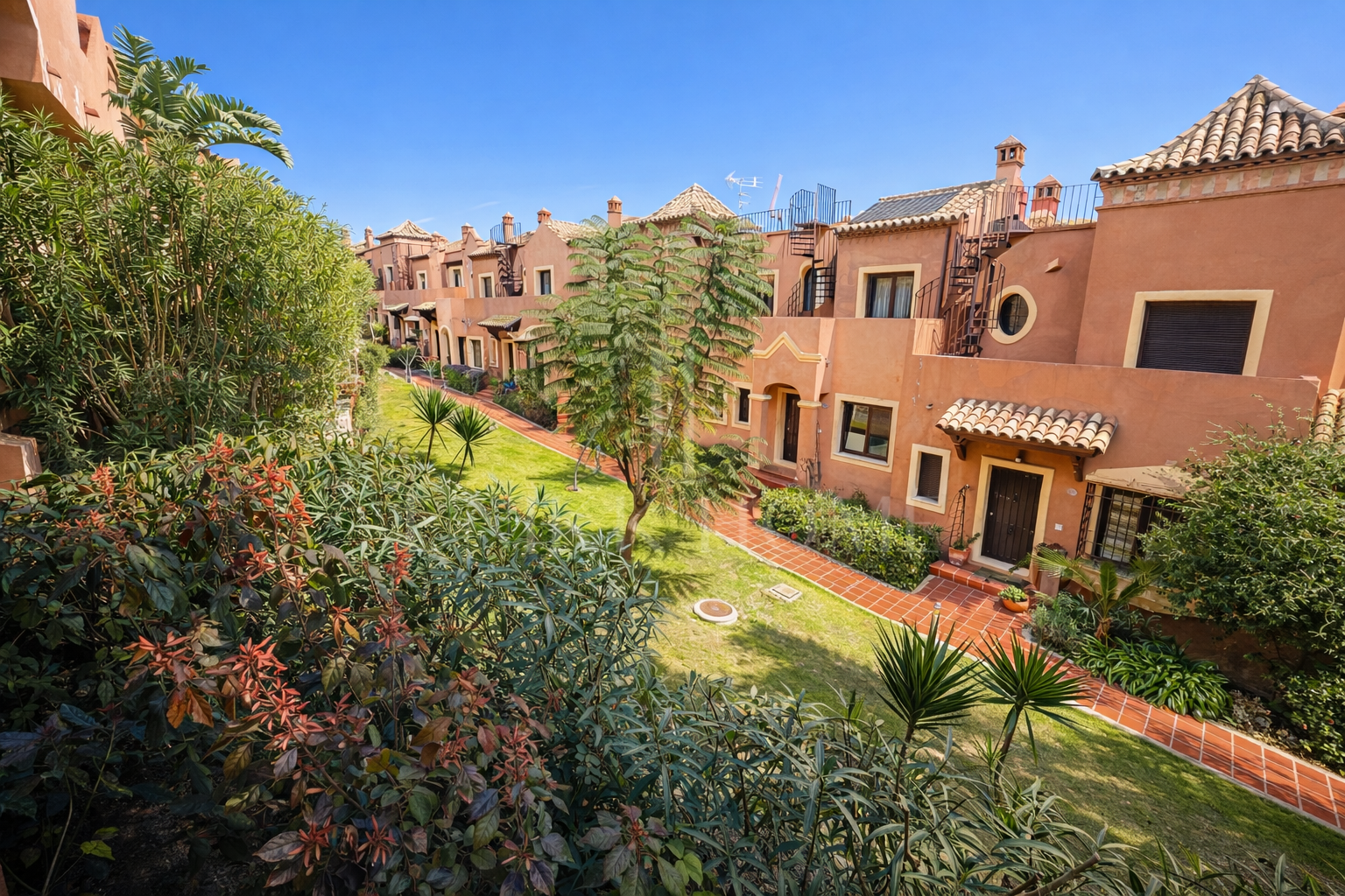 Amplio y Elegante Adosado de Esquina con Garaje Privado – Estepona Oeste – Azata Golf