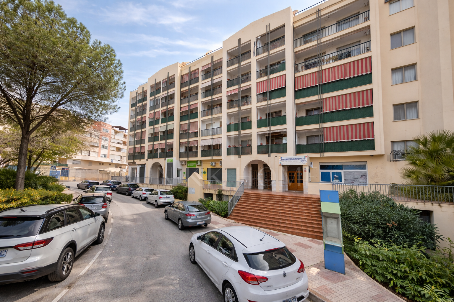 Spacious Apartment with Terrace in Central Estepona – Mar y Sierra Area