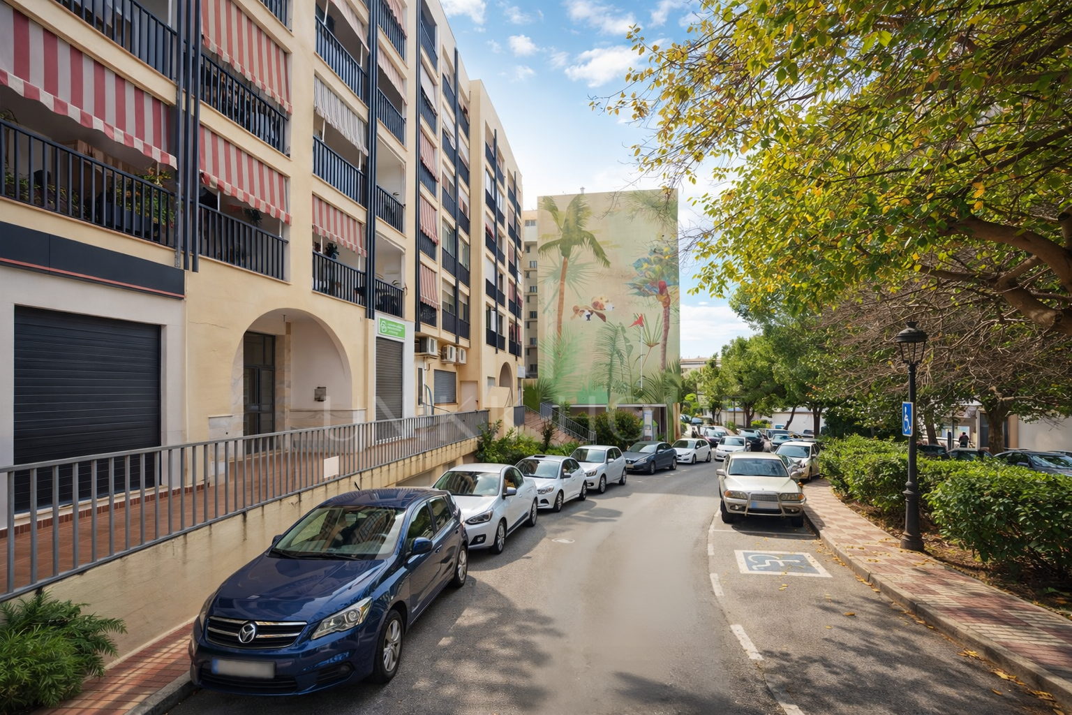 Spacious Apartment with Terrace in Central Estepona – Mar y Sierra Area