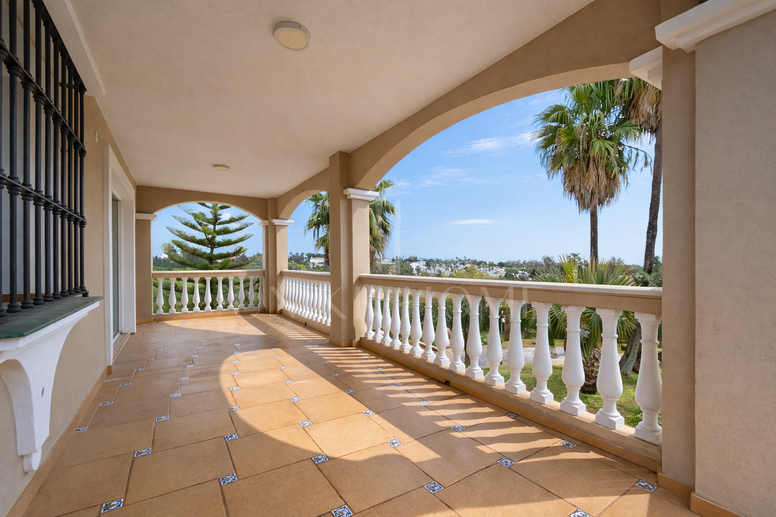 LARGE FAMILY VILLA WITH SPACIOUS PLOT, SWIMMING POOL AND INDEPENDENT APARTMENT IN EL PADRÓN - ESTEPONA