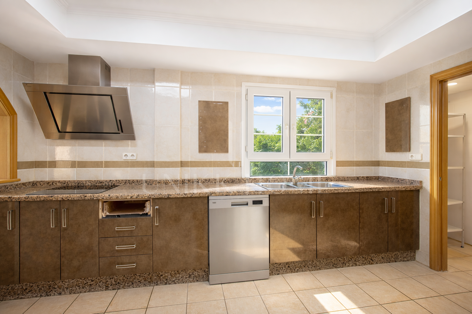 LARGE FAMILY VILLA WITH SPACIOUS PLOT, SWIMMING POOL AND INDEPENDENT APARTMENT IN EL PADRÓN - ESTEPONA