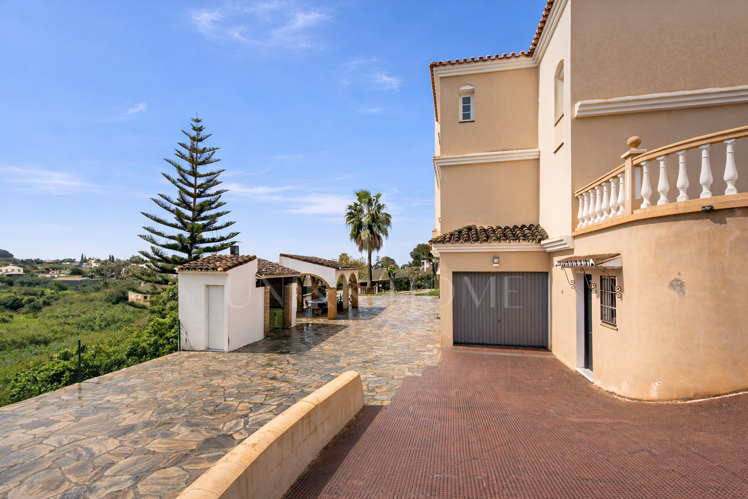 LARGE FAMILY VILLA WITH SPACIOUS PLOT, SWIMMING POOL AND INDEPENDENT APARTMENT IN EL PADRÓN - ESTEPONA