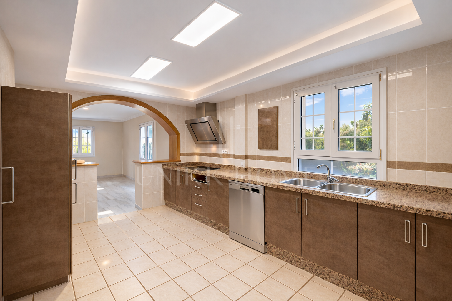 LARGE FAMILY VILLA WITH SPACIOUS PLOT, SWIMMING POOL AND INDEPENDENT APARTMENT IN EL PADRÓN - ESTEPONA