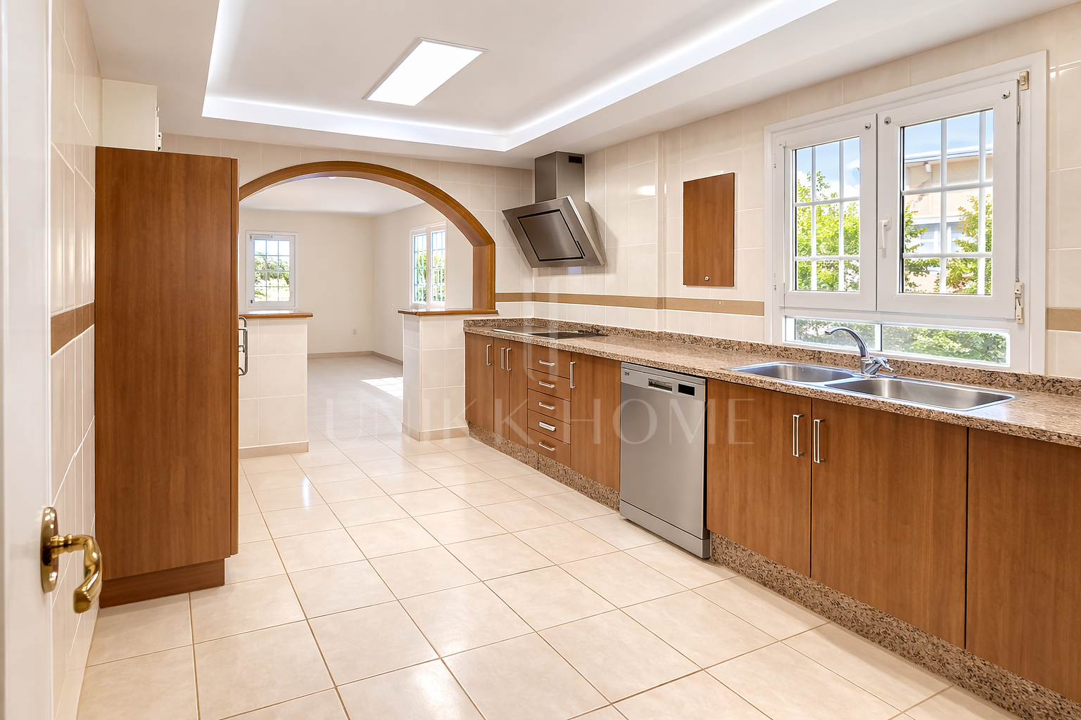 LARGE FAMILY VILLA WITH SPACIOUS PLOT, SWIMMING POOL AND INDEPENDENT APARTMENT IN EL PADRÓN - ESTEPONA