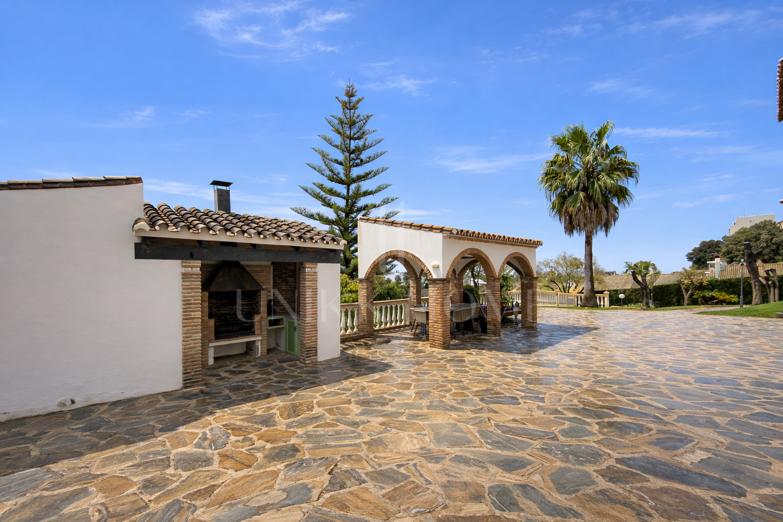 LARGE FAMILY VILLA WITH SPACIOUS PLOT, SWIMMING POOL AND INDEPENDENT APARTMENT IN EL PADRÓN - ESTEPONA