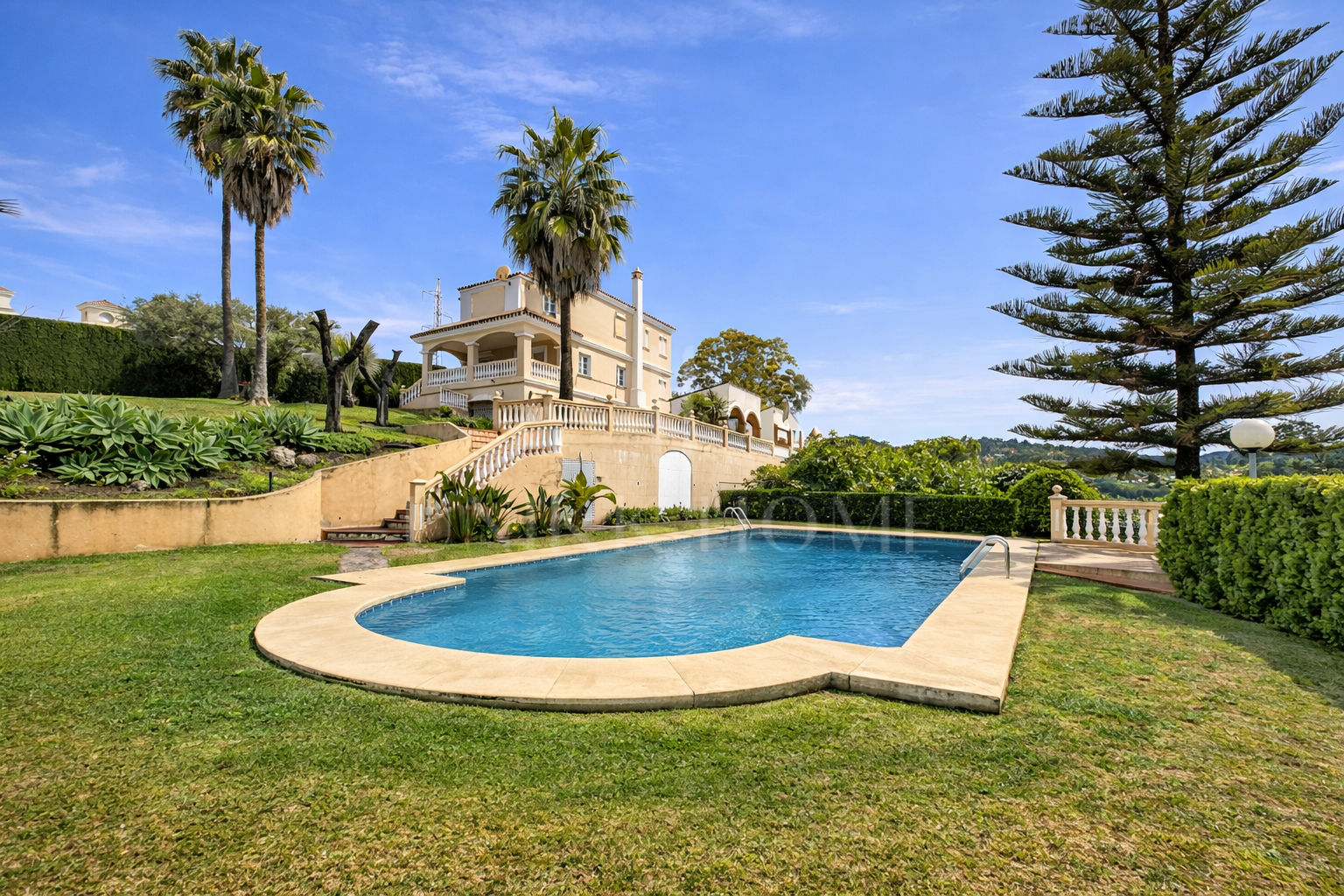 LARGE FAMILY VILLA WITH SPACIOUS PLOT, SWIMMING POOL AND INDEPENDENT APARTMENT IN EL PADRÓN - ESTEPONA