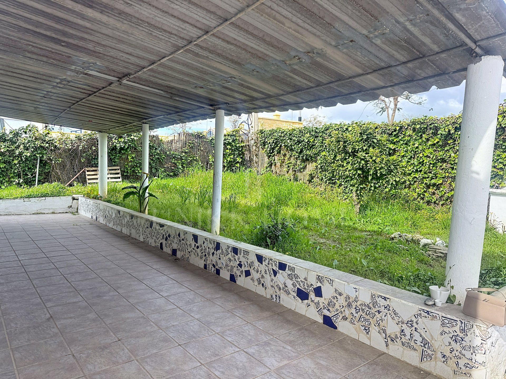 Casa con parcela de 400 m² en Las Mesas, Estepona – Excelente oportunidad de inversión