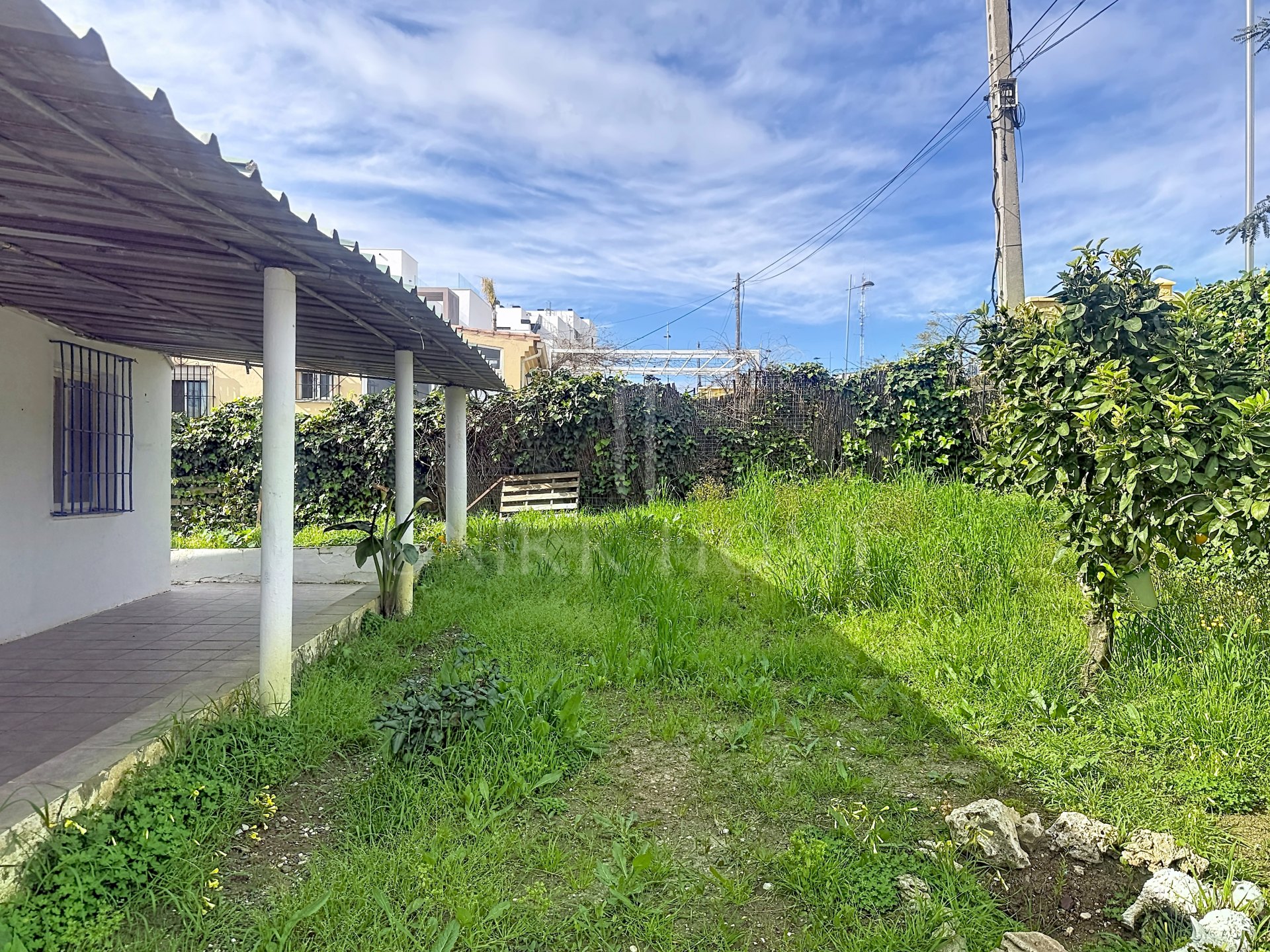 Casa con parcela de 400 m² en Las Mesas, Estepona – Excelente oportunidad de inversión