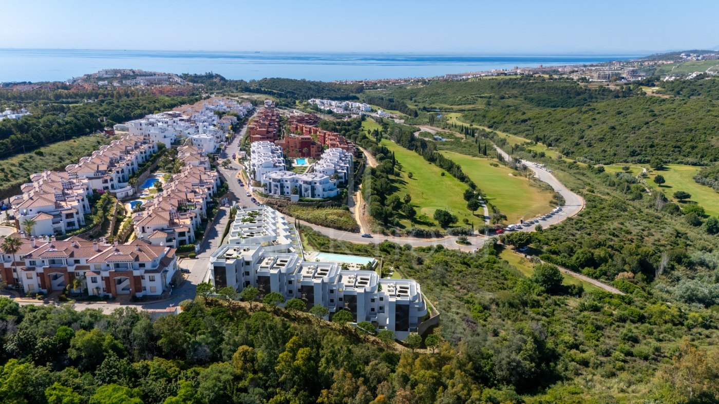 ALL ONE FLOOR PENTHOUSE WITH 100M2 TERRACE AND SEA VIEWS - MODERN COMPLEX Casares Golf