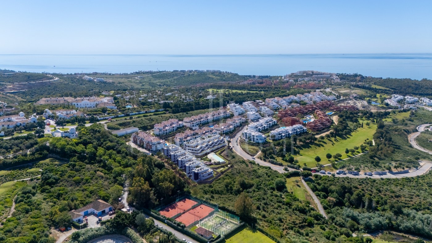 ALL ONE FLOOR PENTHOUSE WITH 100M2 TERRACE AND SEA VIEWS - MODERN COMPLEX Casares Golf