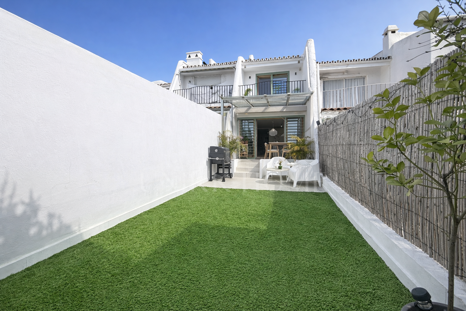 Renovated townhouse with sea views next to the Port and Playa del Cristo – Estepona