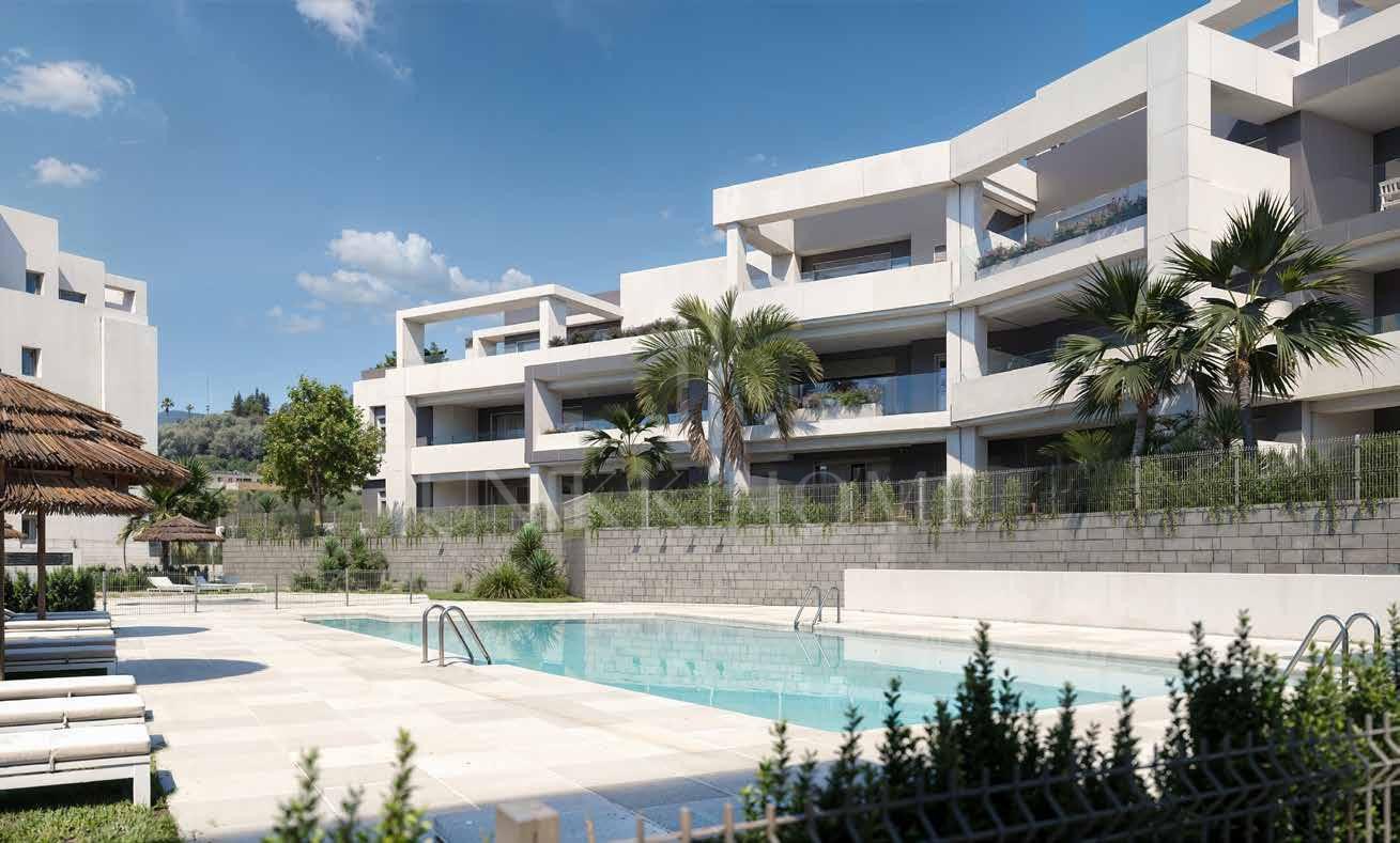Apartamento contemporáneo de 3 dormitorios sobre plano con terraza y comodidades de estilo resort – Piscina cubierta, spa y cine en Estepona