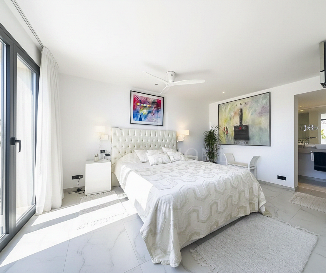 Modern 3-bedroom penthouse with spectacular terrace – sea views, light, and spaciousness in Estepona Center