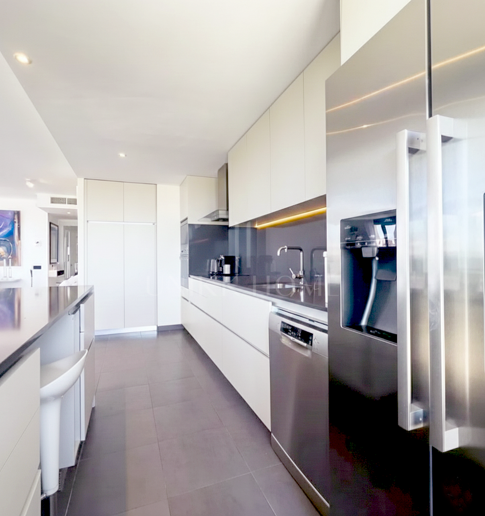 Modern 3-bedroom penthouse with spectacular terrace – sea views, light, and spaciousness in Estepona Center