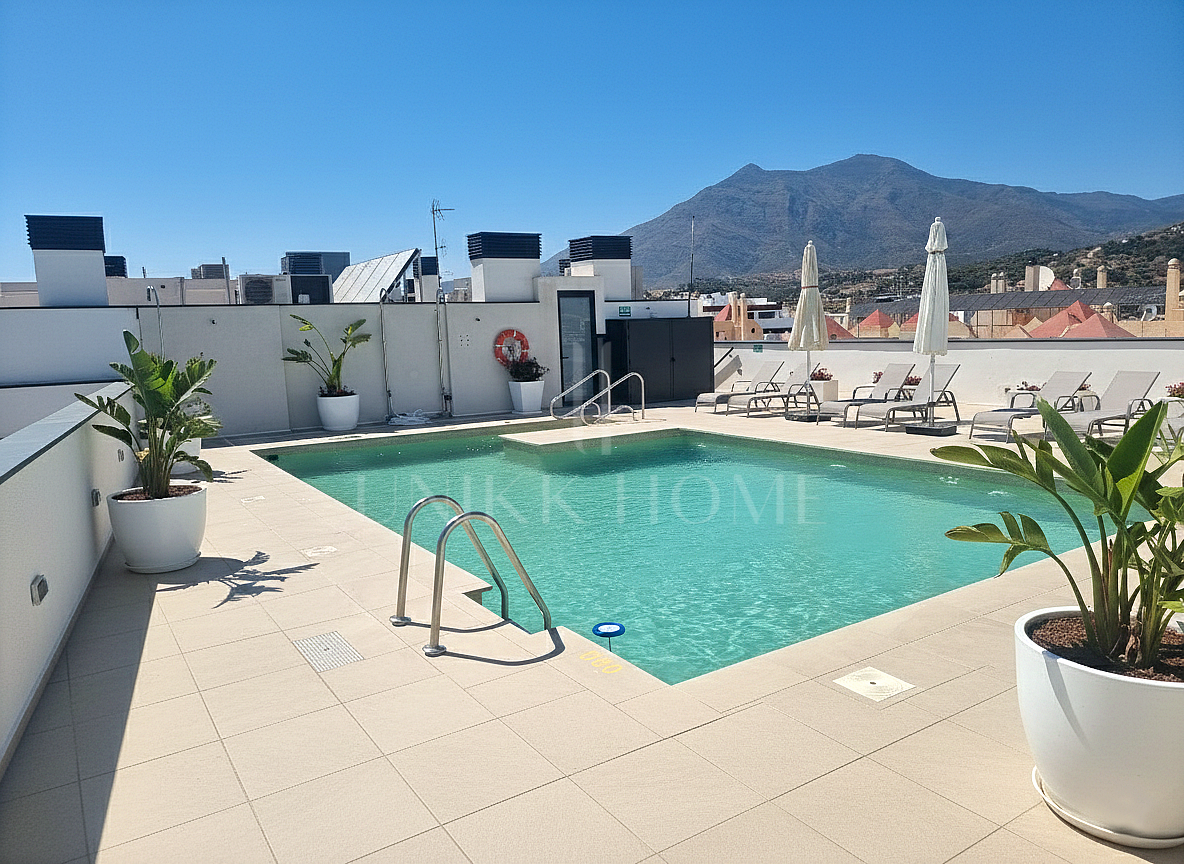 Modern 3-bedroom penthouse with spectacular terrace – sea views, light, and spaciousness in Estepona Center