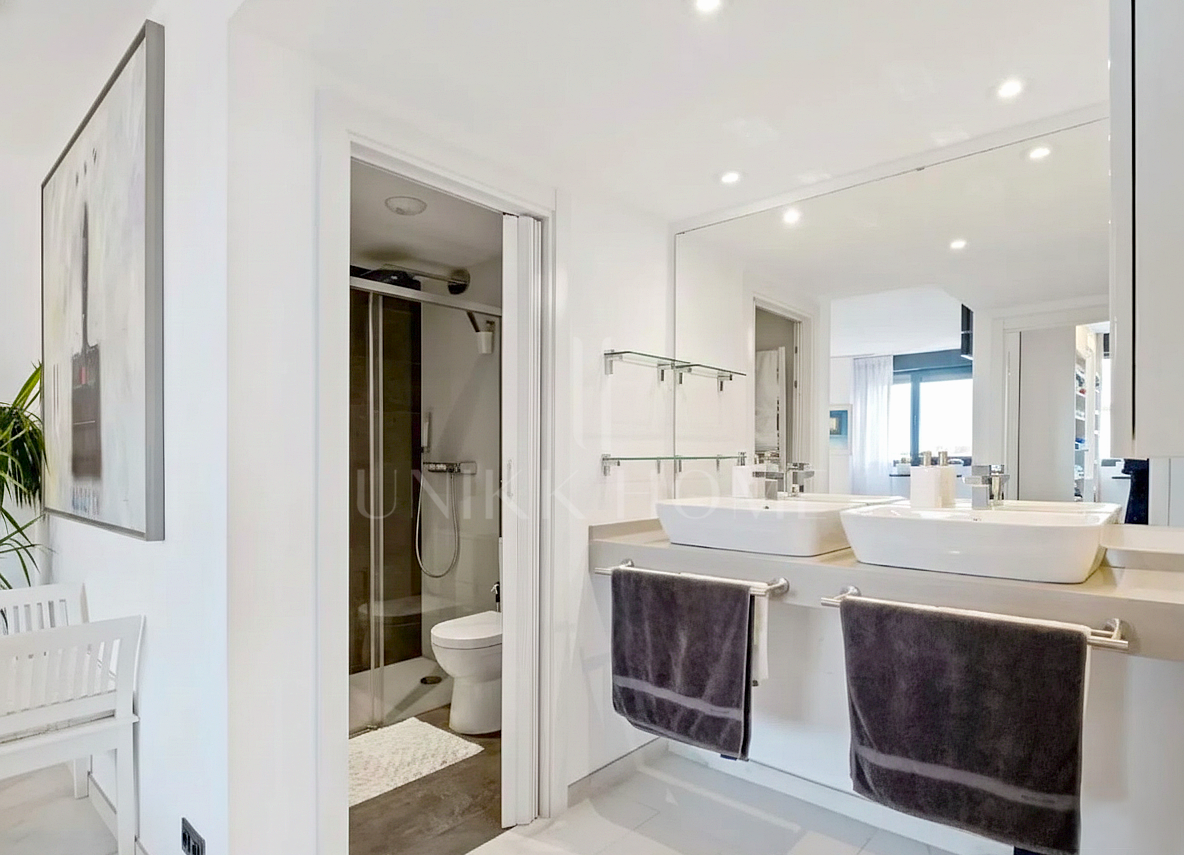 Modern 3-bedroom penthouse with spectacular terrace – sea views, light, and spaciousness in Estepona Center