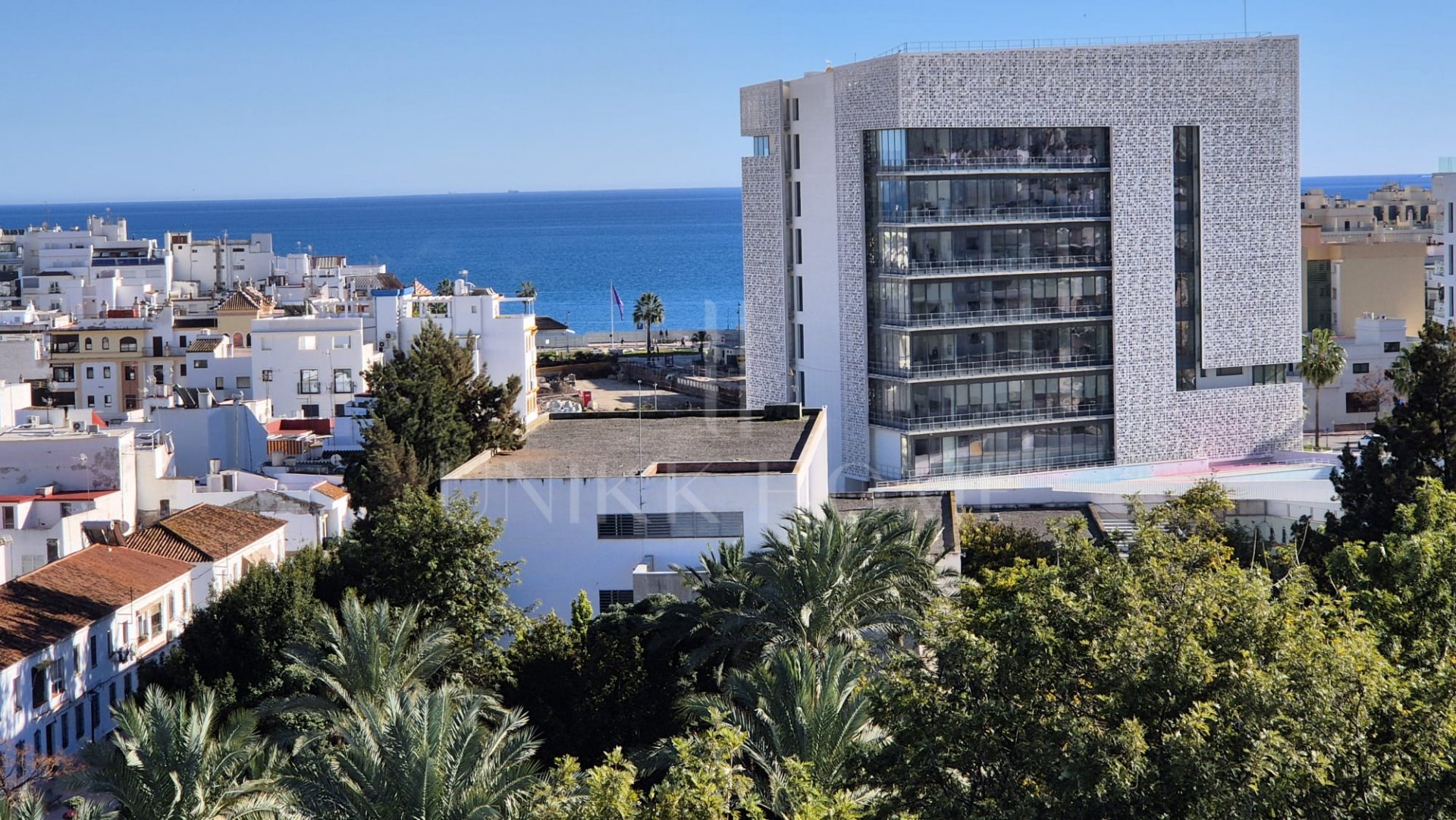 Modern 3-bedroom penthouse with spectacular terrace – sea views, light, and spaciousness in Estepona Center