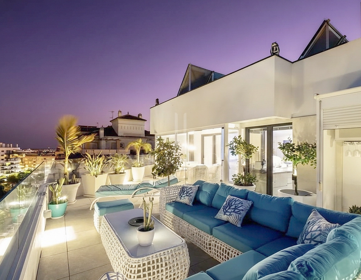 Modern 3-bedroom penthouse with spectacular terrace – sea views, light, and spaciousness in Estepona Center