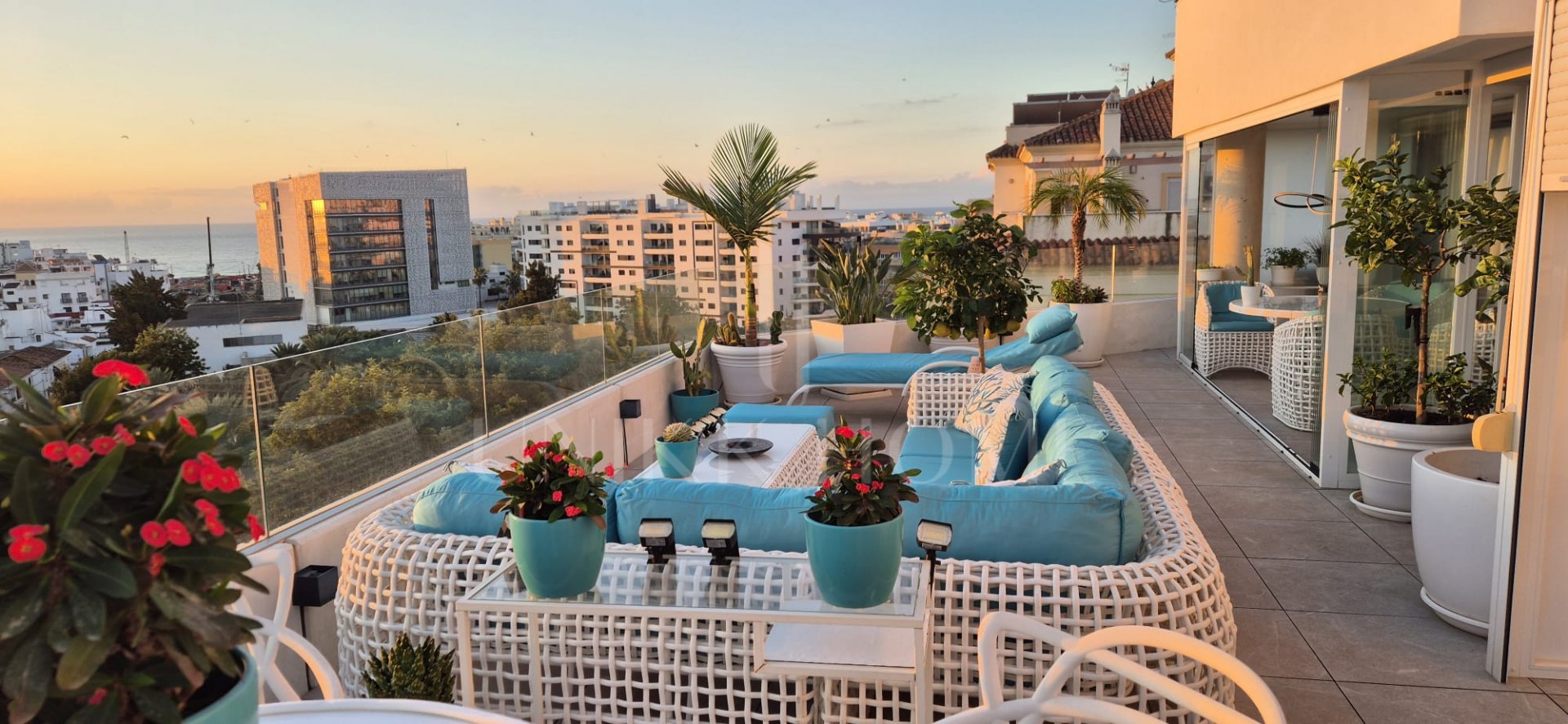 Modern 3-bedroom penthouse with spectacular terrace – sea views, light, and spaciousness in Estepona Center