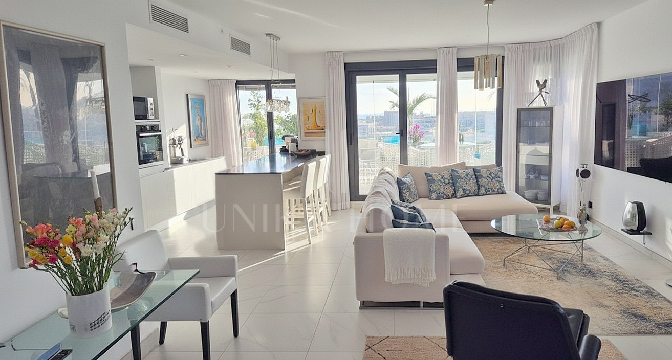 Modern 3-bedroom penthouse with spectacular terrace – sea views, light, and spaciousness in Estepona Center