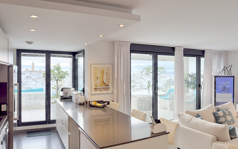 Modern 3-bedroom penthouse with spectacular terrace – sea views, light, and spaciousness in Estepona Center