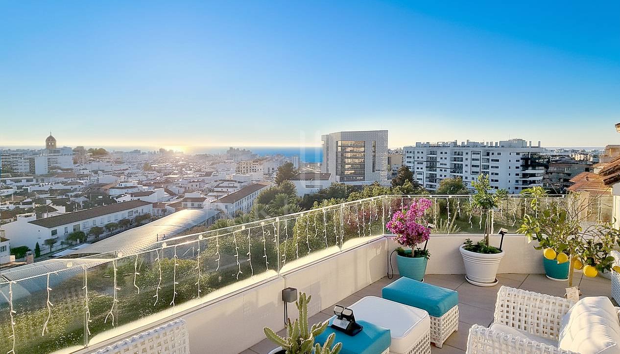 Modern 3-bedroom penthouse with spectacular terrace – sea views, light, and spaciousness in Estepona Center