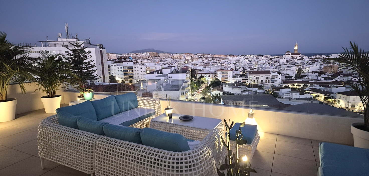 Modern 3-bedroom penthouse with spectacular terrace – sea views, light, and spaciousness in Estepona Center
