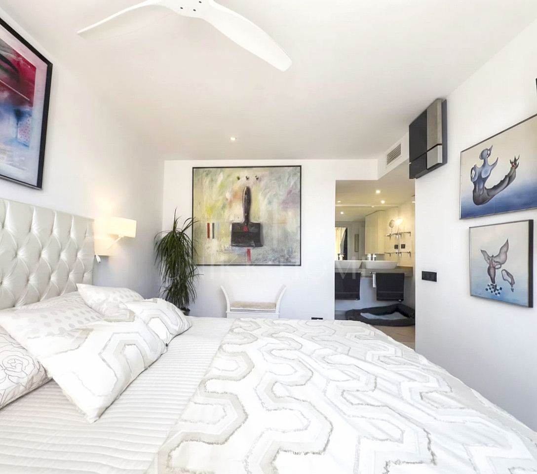 Modern 3-bedroom penthouse with spectacular terrace – sea views, light, and spaciousness in Estepona Center