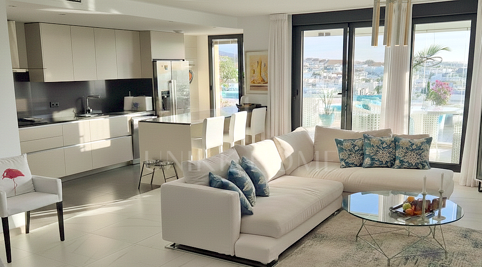 Modern 3-bedroom penthouse with spectacular terrace – sea views, light, and spaciousness in Estepona Center
