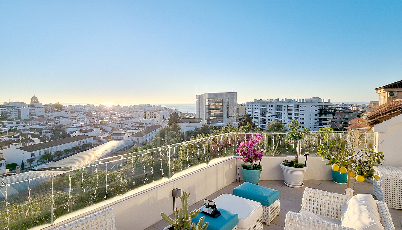 Modern 3-bedroom penthouse with spectacular terrace – sea views, light, and spaciousness in Estepona Center