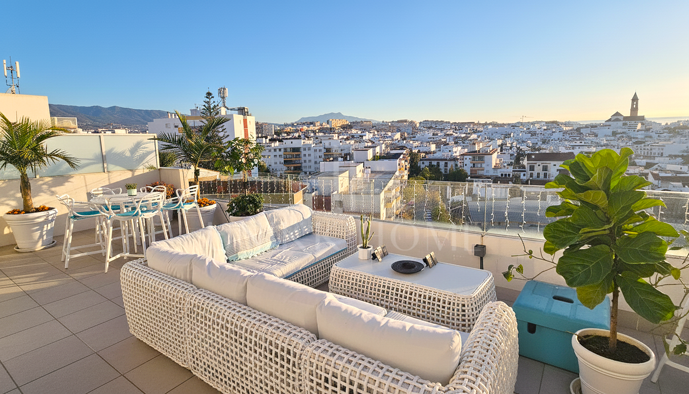 Modern 3-bedroom penthouse with spectacular terrace – sea views, light, and spaciousness in Estepona Center