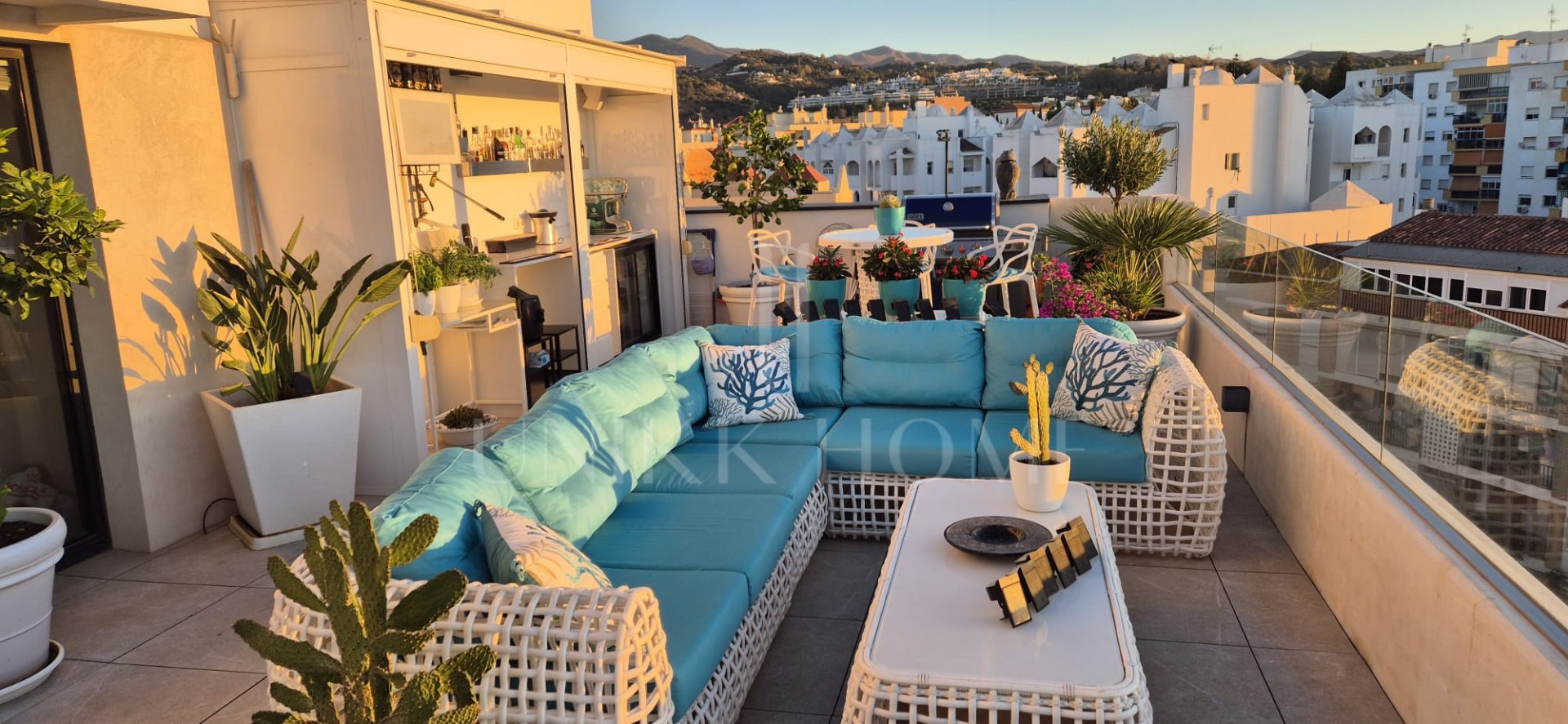 Modern 3-bedroom penthouse with spectacular terrace – sea views, light, and spaciousness in Estepona Center