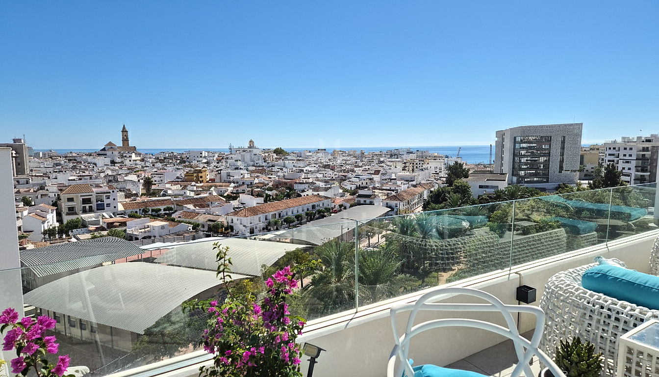 Modern 3-bedroom penthouse with spectacular terrace – sea views, light, and spaciousness in Estepona Center
