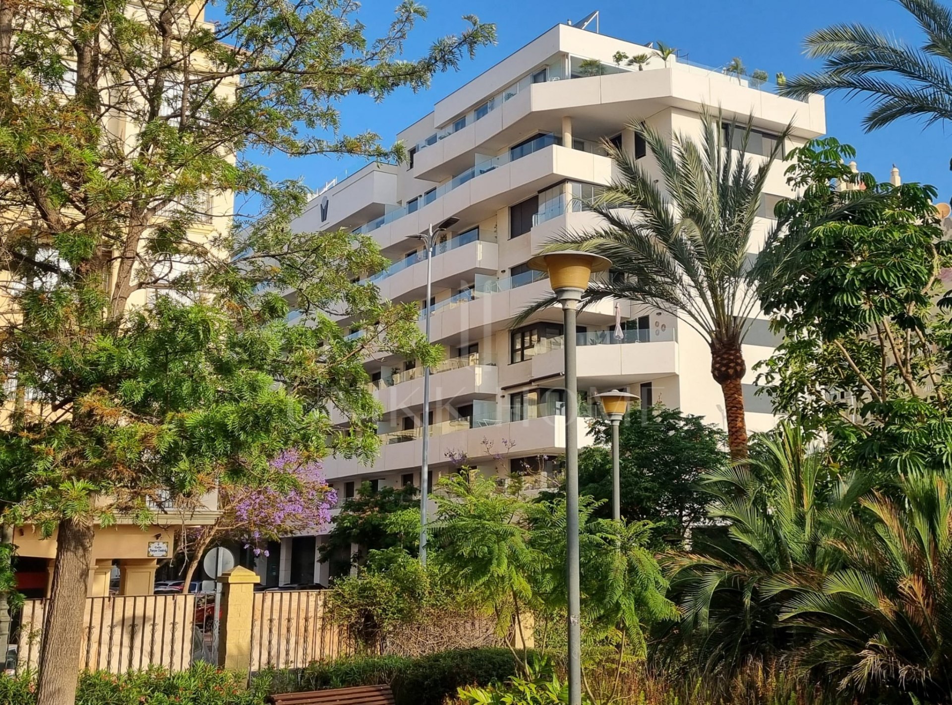Modern 3-bedroom penthouse with spectacular terrace – sea views, light, and spaciousness in Estepona Center