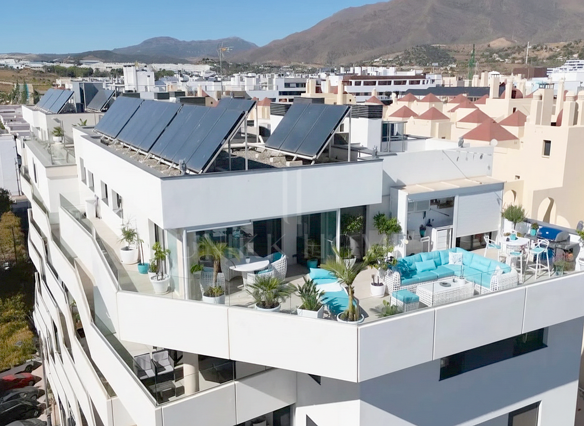 Modern 3-bedroom penthouse with spectacular terrace – sea views, light, and spaciousness in Estepona Center