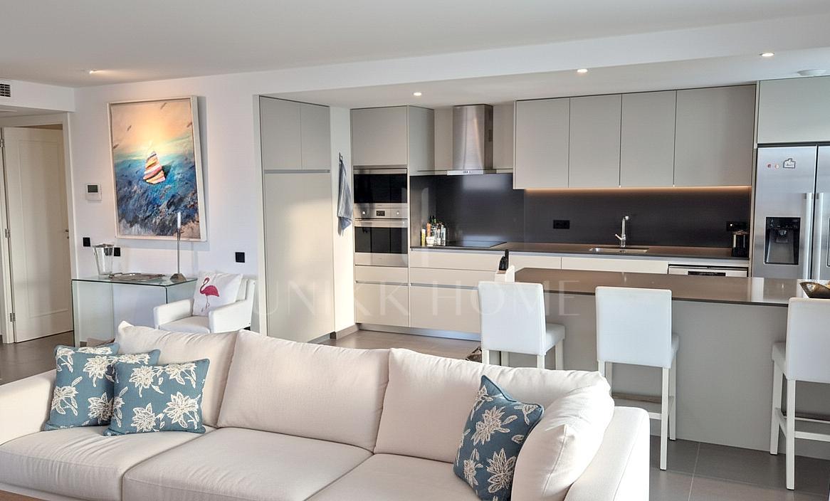 Modern 3-bedroom penthouse with spectacular terrace – sea views, light, and spaciousness in Estepona Center